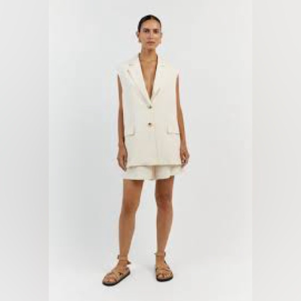Dissh Amelia Off-White Sleeveless Blazer